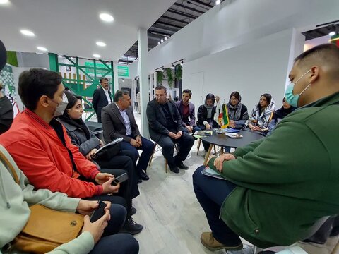 بازدید دانشجویان از غرفه فولاد مبارکه در نمایشگاه محیط زیست غرفه فولاد مبارکه