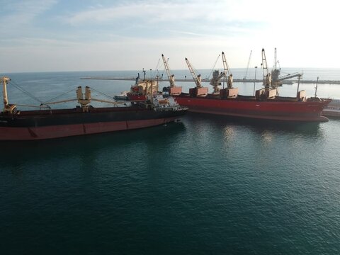 تخلیه ۱۵ هزار تن مواد اولیه در بندر منطقه ویژه اقتصادی پارسیان اسکله