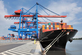 صادرات غیرنفتی ۴.۴ درصد افزایش یافت/ صادرات کالاهای صنعتی ۲۰ درصد بیشتر از سال قبل است