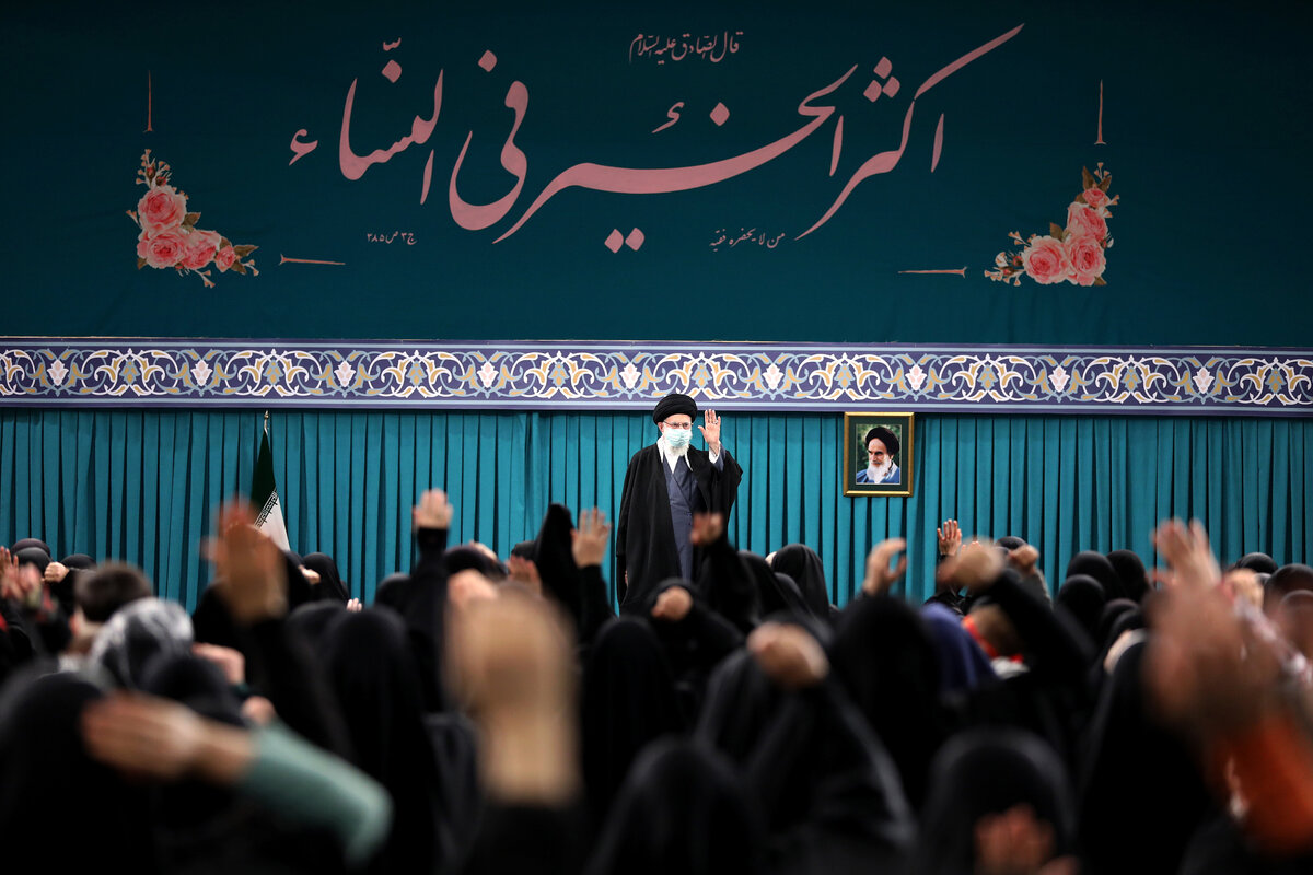 رهبر انقلاب: در مسأله‌ زن موضع ما در قبال مدعیان ریاکار غربی، مطالبه است