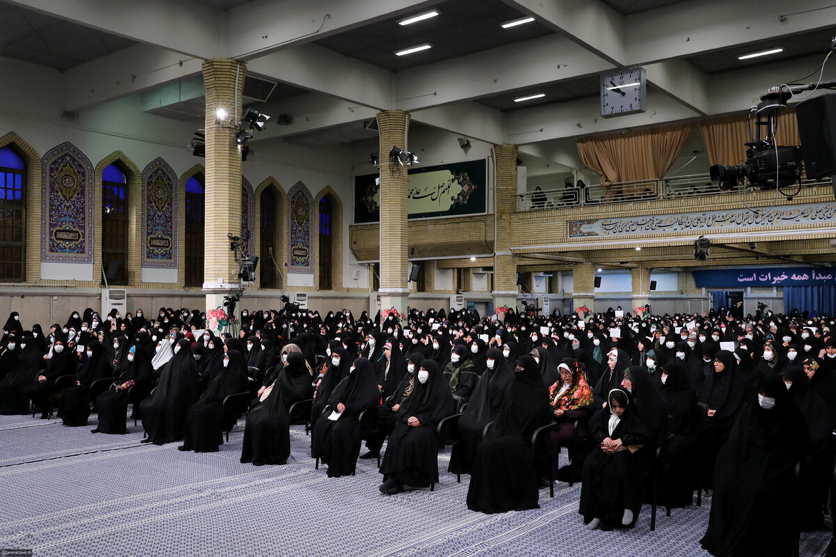 رهبر انقلاب: در مسأله‌ زن موضع ما در قبال مدعیان ریاکار غربی، مطالبه است