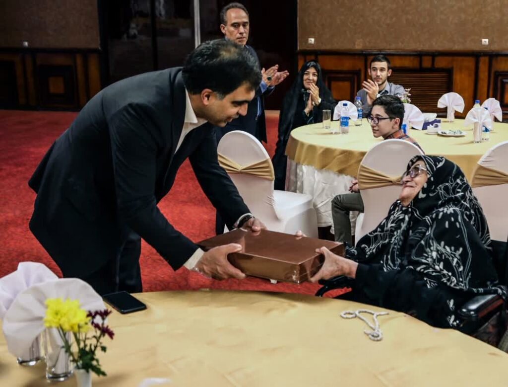 مادر شهید خسرو قادری به دیدار فرزندش شتافت