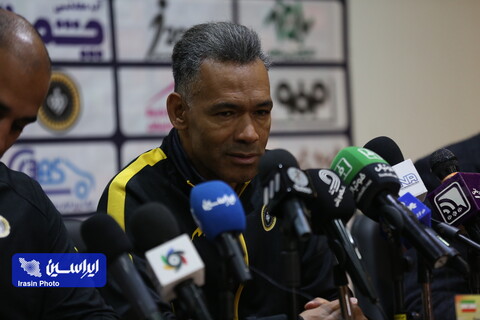 سرمربی سپاهان فاش کرد: به من پیشنهاد تمدید قرارداد دادهاند کنفرانس خبری سپاهان - زنیت