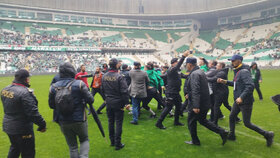 تصاویر تأسف‌برانگیز از درگیری در فوتبال ترکیه/ هواداران به سمت بازیکنان ترقه و چاقو پرتاب کردند!