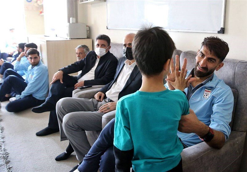 تصاویر حضور ملیپوشان ایران در مرکز خیریه