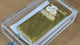 نخستین شمش طلا بورسی به یک مشتری تحویل داده شد/ شمش طلا، محصول شرکت «زرشوران» است