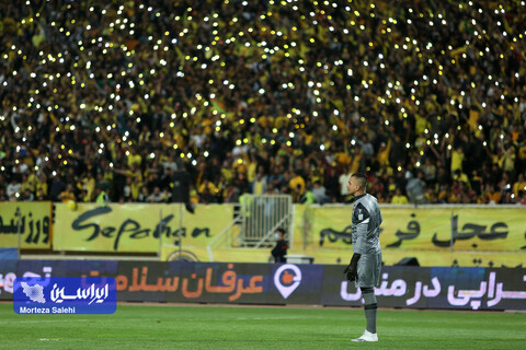 صحنه‌ای زیبا در ورزشگاه نقش جهان/ نور موبایل و ثبت تصاویری خاص