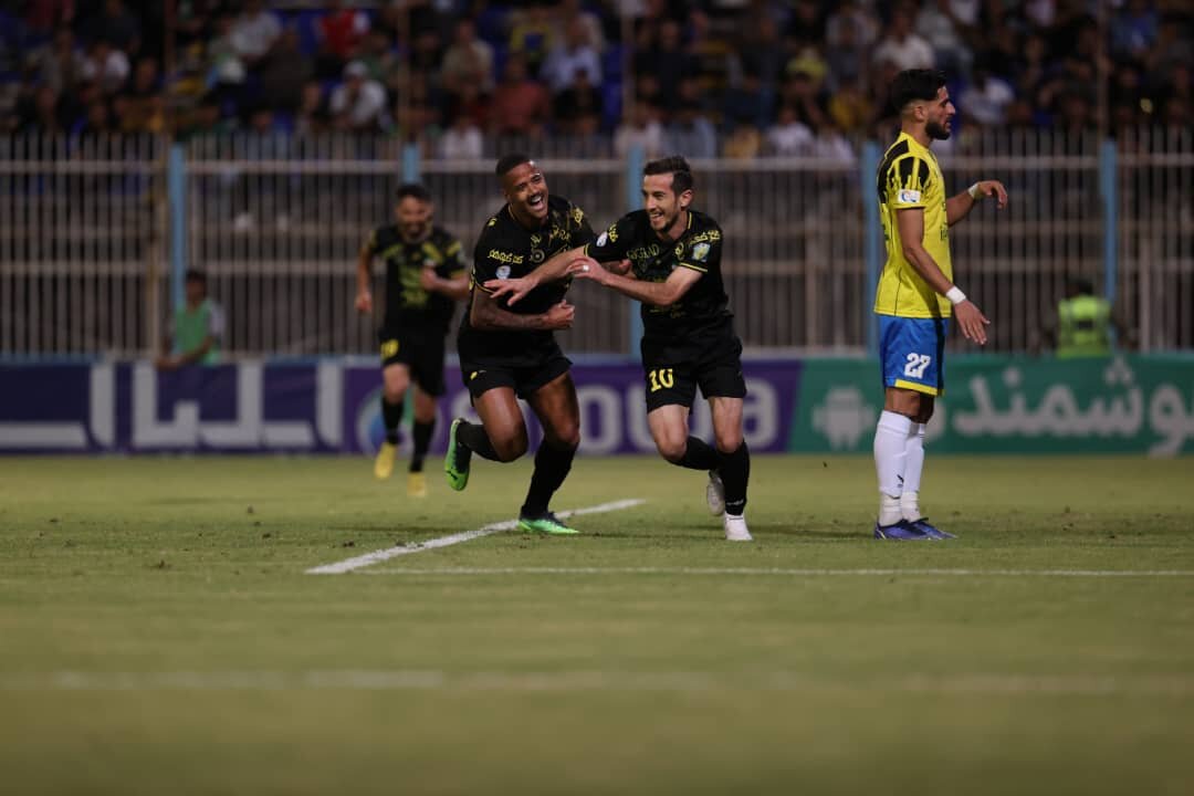 سپاهان صدر جدول را فعلاً پس گرفت/ نگاه طلایی‌ها به نبرد پیکان – پرسپولیس