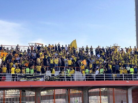 تشویق هواداران سپاهان قبل از بازی با مس کرمان/ از اصفهان تا کرمان به عشق سپاهان