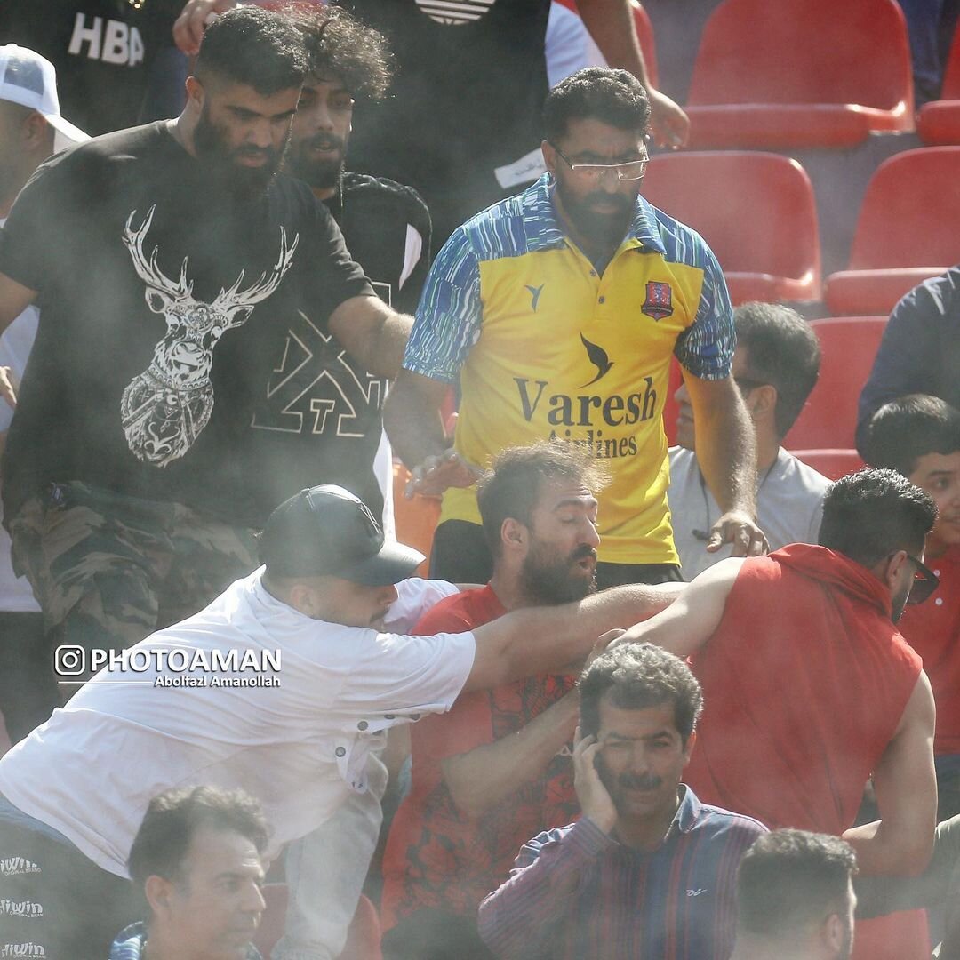 تصاویری از درگیری شدید هواداران پرسپولیس و نساجی/ مدیرعامل میزبان تهدید کرد؛ بازی برگزار نمیشود!