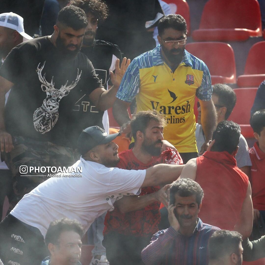 تصاویری از درگیری شدید هواداران پرسپولیس و نساجی/ مدیرعامل میزبان تهدید کرد؛ بازی برگزار نمیشود!
