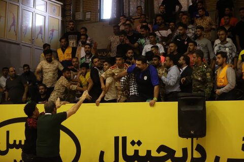 فحاشی و پرتاب بطری توسط هواداران شهید شاملی به سوی سپاهانی‌ها