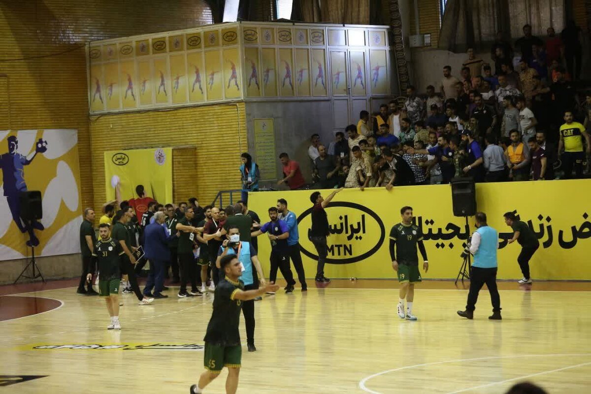 حمله به بازیکنان و هواداران سپاهان/ خبرنگاران اصفهانی را به سالن راه ندادند