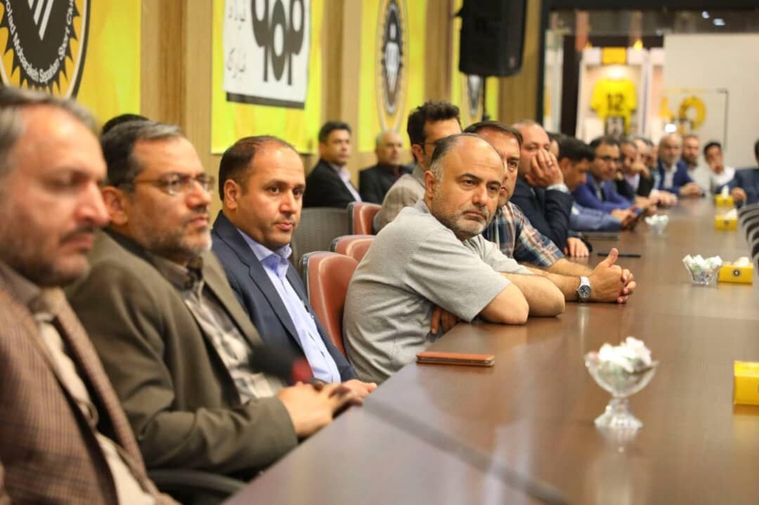 مدیران صداوسیما در ورزشگاه نقش جهان