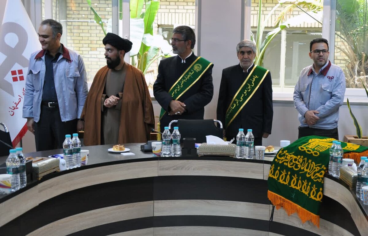 مراسم تبرک‌جویی از پرچم حرم امام رضا(ع) با حضور خادمین آستان قدس رضوی در شرکت فولادسنگ مبارکه 