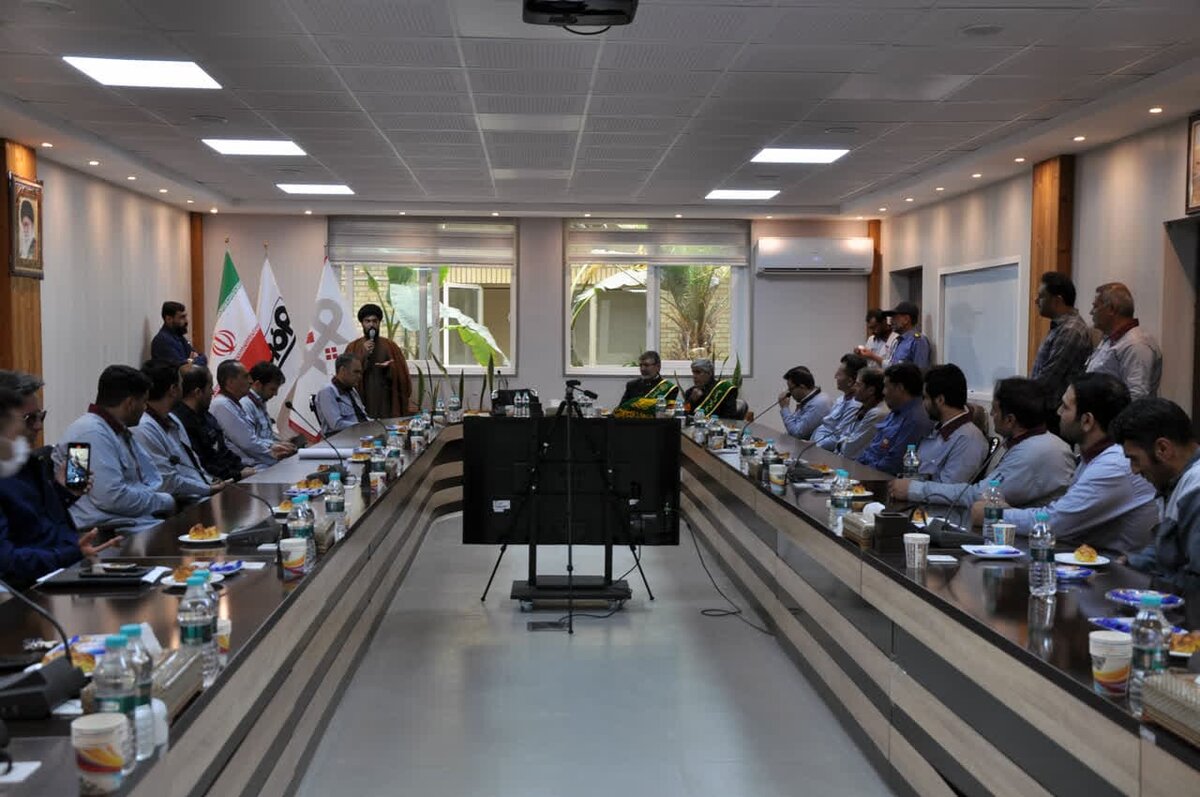 مراسم تبرک‌جویی از پرچم حرم امام رضا (ع) با حضور خادمین آستان قدس رضوی در شرکت فولادسنگ مبارکه 