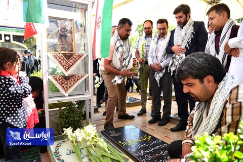 ادای احترام جمعی از کارکنان گروه فولاد مبارکه به مقام شهید سپهبد حاج قاسم سلیمانی