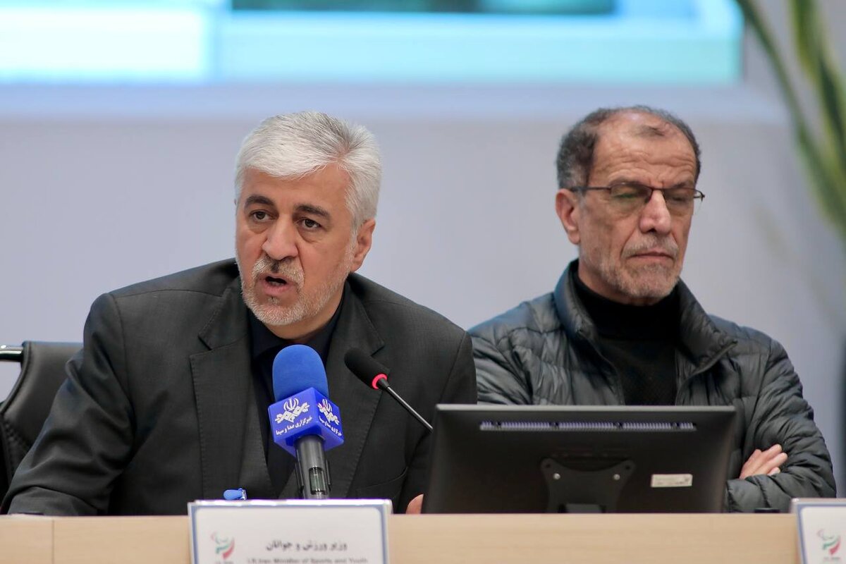 وزیر ورزش کارت زرد گرفت