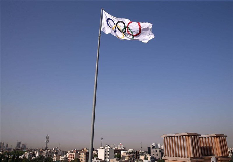 اهتزاز بزرگ‌ترین پرچم المپیک در ایران