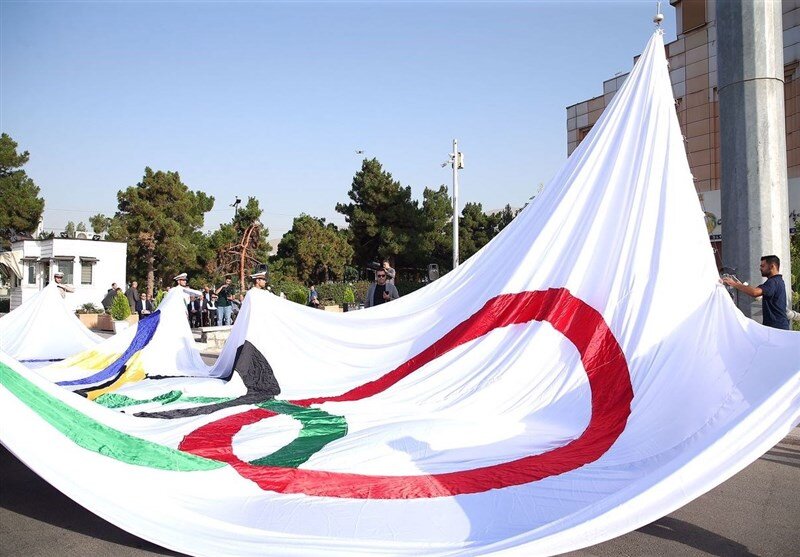 اهتزاز بزرگ‌ترین پرچم المپیک در ایران