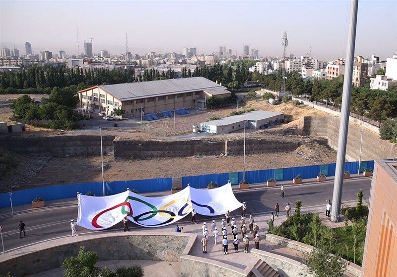 اهتزاز بزرگترین پرچم المپیک در ایران