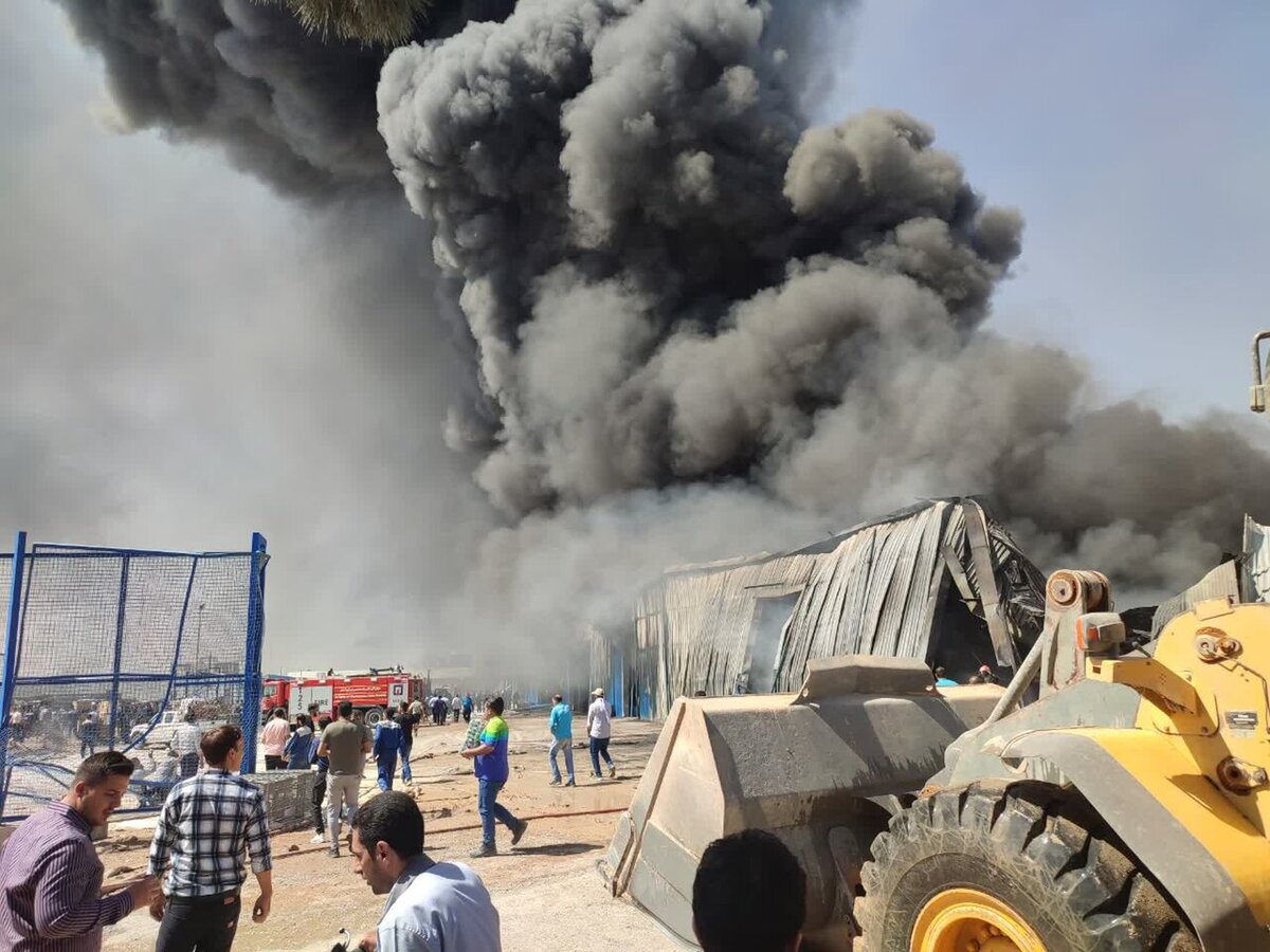 دودگرفتگی و مصدومیت ۱۶ نفر در پی حریق انبار شرکت حایر پلاست 