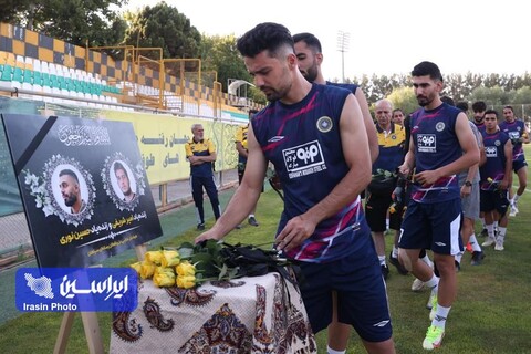 ا‌دای احترام بازیکنان و کادر فنی تیم سپاهان به امیر شریفی و حسین نوری