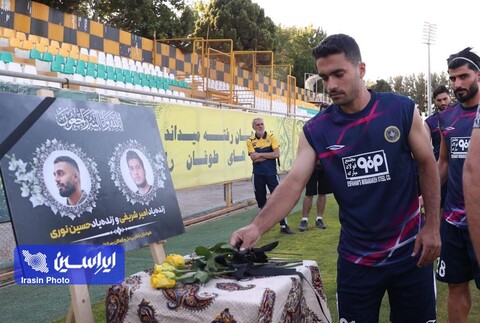 ا‌دای احترام بازیکنان و کادر فنی تیم سپاهان به امیر شریفی و حسین نوری