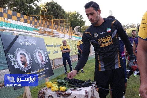 ا‌دای احترام بازیکنان و کادر فنی تیم سپاهان به امیر شریفی و حسین نوری
