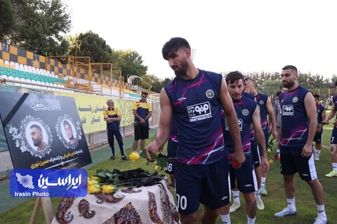 ا‌دای احترام بازیکنان و کادر فنی تیم سپاهان به امیر شریفی و حسین نوری