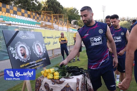 ا‌دای احترام بازیکنان و کادر فنی تیم سپاهان به امیر شریفی و حسین نوری