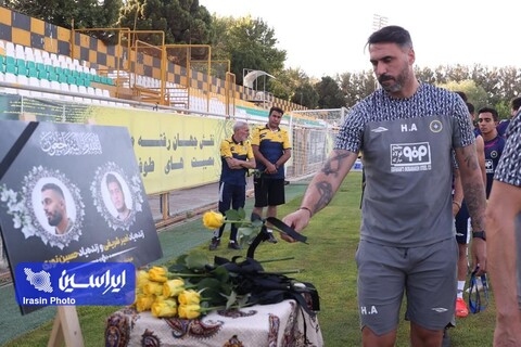 ا‌دای احترام بازیکنان و کادر فنی تیم سپاهان به امیر شریفی و حسین نوری