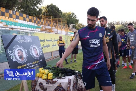 ا‌دای احترام بازیکنان و کادر فنی تیم سپاهان به امیر شریفی و حسین نوری
