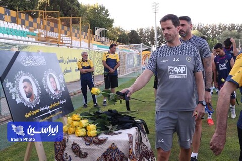 ا‌دای احترام بازیکنان و کادر فنی تیم سپاهان به امیر شریفی و حسین نوری