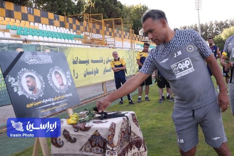 ادای احترام بازیکنان و کادر فنی تیم سپاهان به امیر شریفی و حسین نوری
