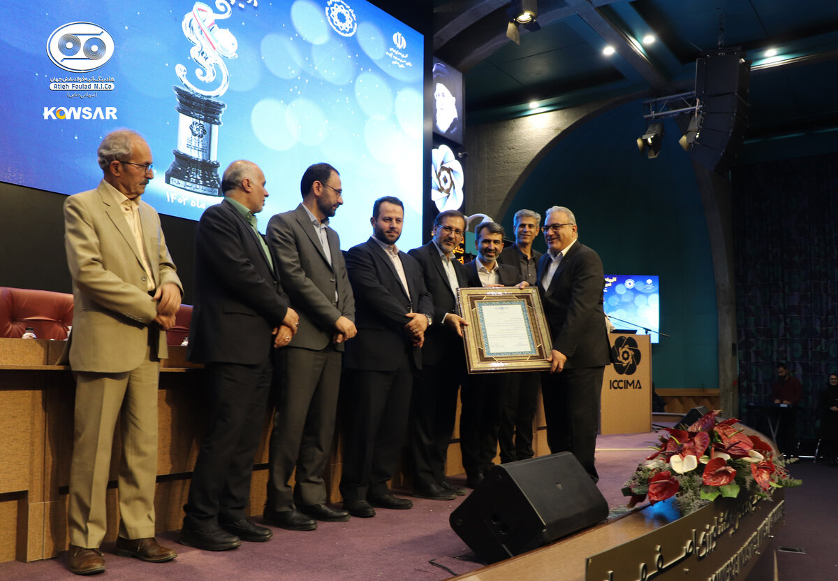 شرکت نورد لوله کوثر صنعت اسپادانا صادرکننده قابل‌تقدیر استان اصفهان شد