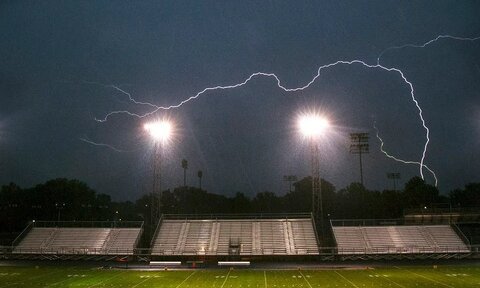 تلخترین اتفاق در فوتبال؛ وقتی صاعقه یک تیم کامل را از بین برد صاعقه در فوتبال