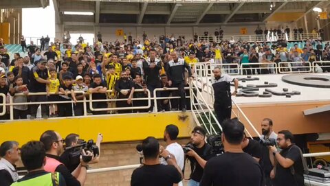 اولین تمرین سپاهان در حضور هواداران برای لیگ بیست‌وسوم/ تشویق طلایی‌پوشان پیش از تمرین