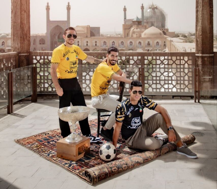 نماد مسجد شیخ‌لطف‌الله و سی‌وسه‌پل روی لباس سپاهان نقش بست