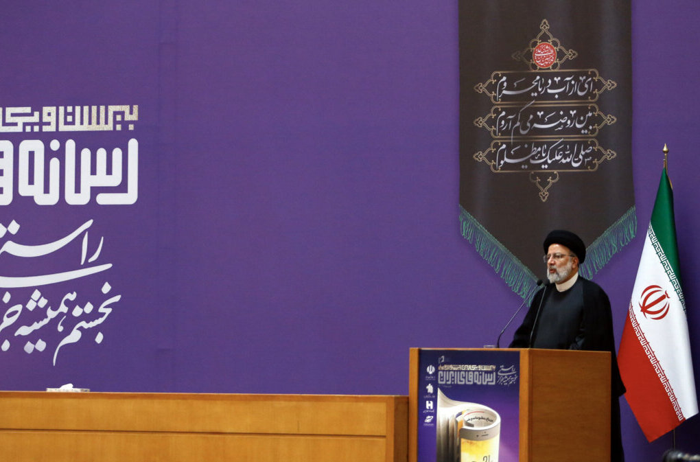 از کسانی که نمی‌گذارند رسانه‌های دشمن جای حق و باطل را عوض کنند سپاسگزارم