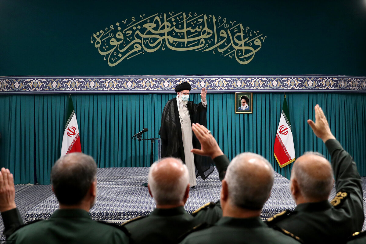 رهبر انقلاب: یک بخش‌ مهم فعالیت دشمن مخدوش کردن چهره سپاه است