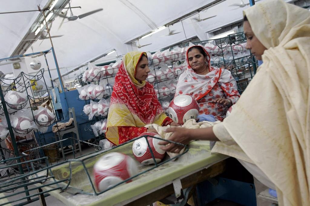 پاکستان بزرگترین تولیدکننده توپ فوتبال جهان