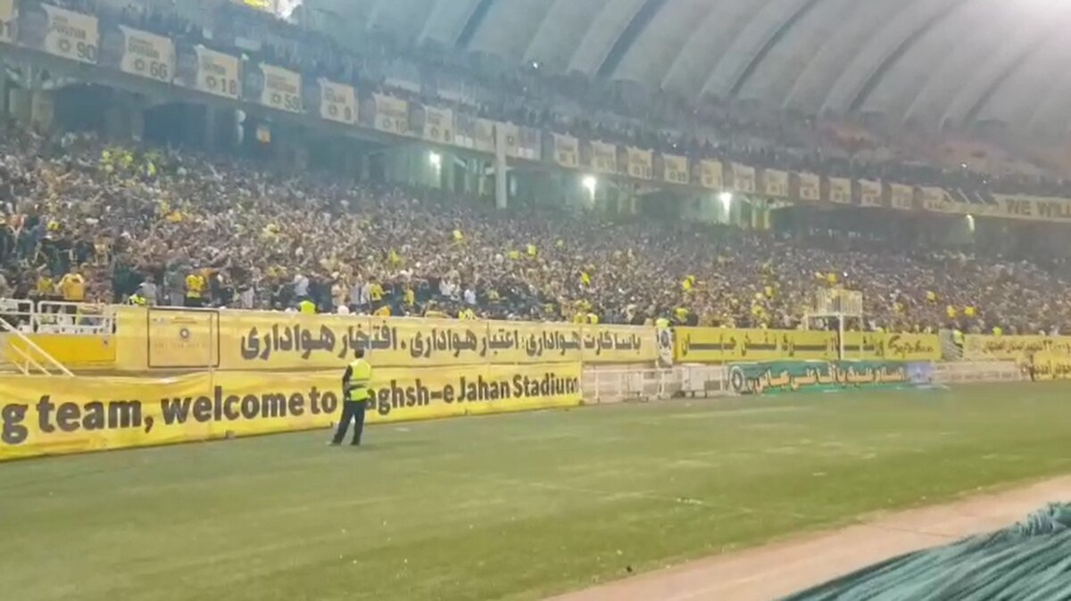 تشویق سپاهانی‌ها توسط هواداران/ زندگی یعنی سپاهان...