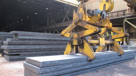 ثبت رکورد حمل اسلب از انبارهای بیرونی ناحیه فولادسازی به نورد گرم فولاد مبارکه