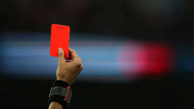 تولد کارت قرمز در فوتبال/ اولین بازیکنی که کارت قرمز دریافت کرد چه کسی بود؟