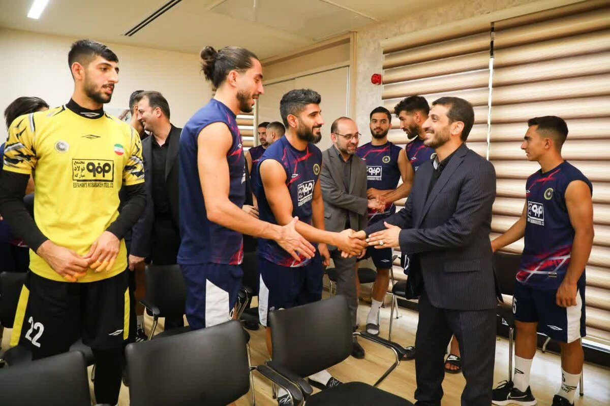 حضور مدیرعامل شرکت فولادمبارکه در تمرین سپاهان/ طیبنیا: جواب کملطفیها را در زمین بدهید