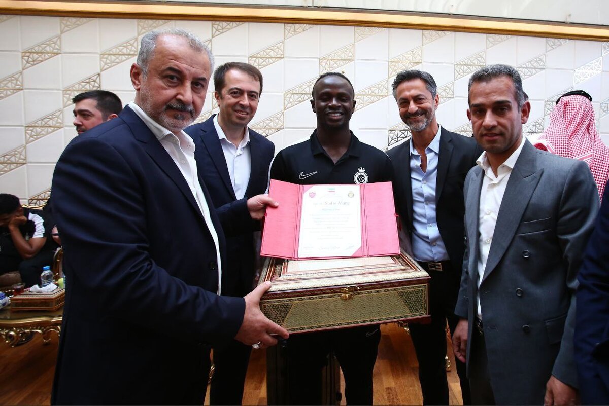 هدایای جالب باشگاه پرسپولیس برای رونالدو و مانه