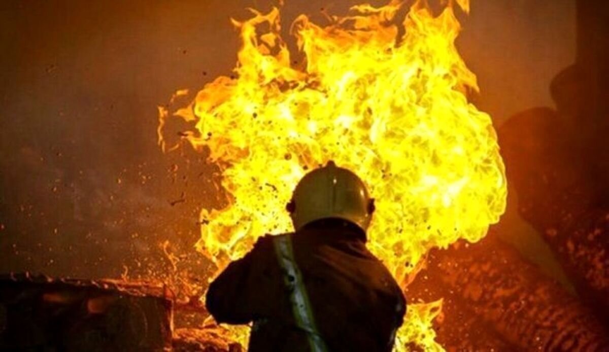 آتش‌سوزی ۲ خودرو در پارکینگ منزل مسکونی در چهارباغ بالا