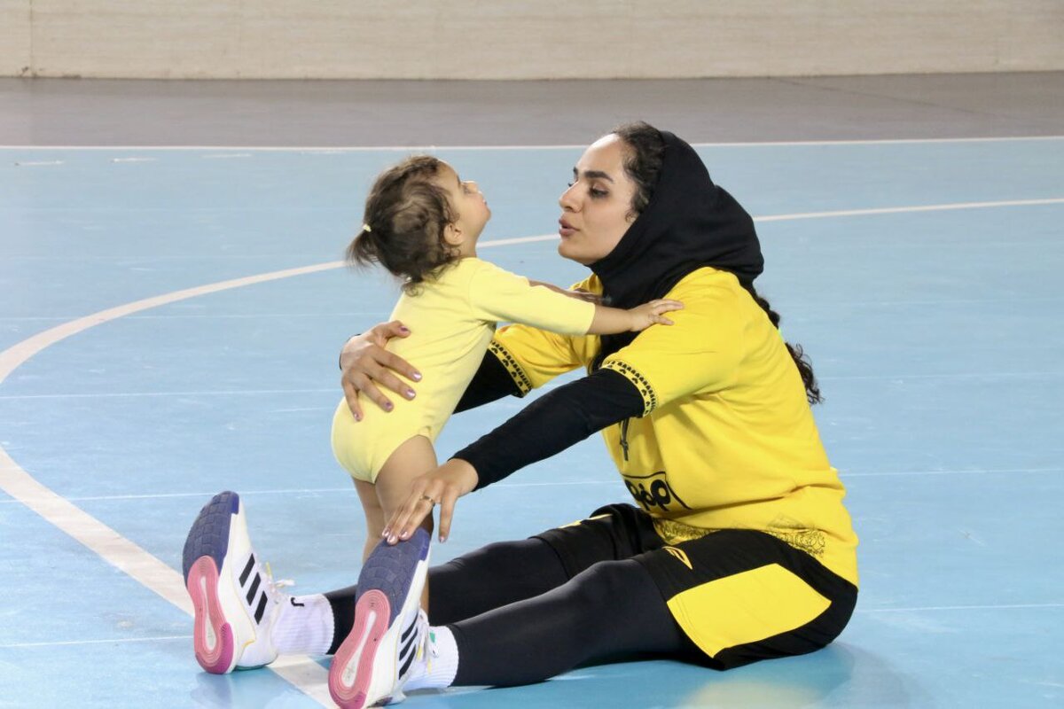 مادرانهای در هندبال؛ وظیفه سخت و شیرین موسوی در کنار ورزشکاری