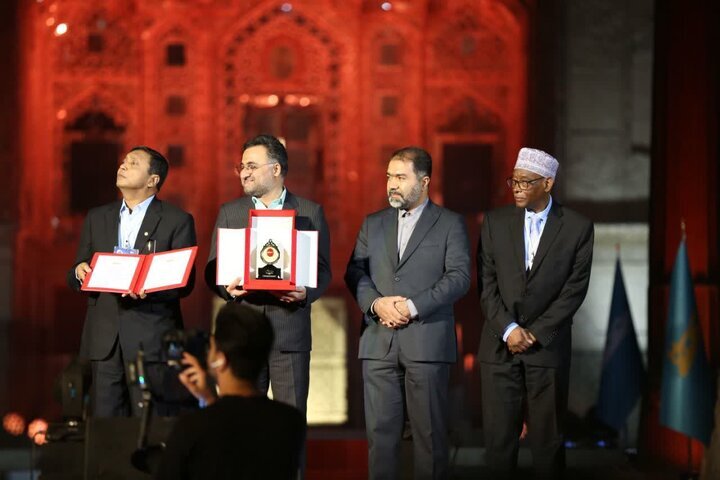 برگزاری آیین اعطای پنجمین دوره جایزه مصطفی(ص) در کاخ موزه چهلستون اصفهان 